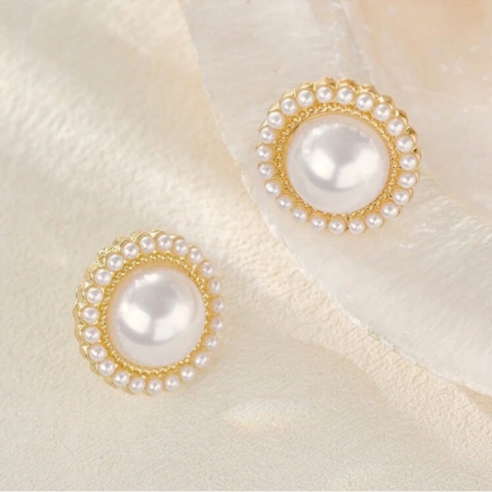 NWT Elegant Pearl Stud Earrings